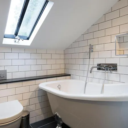 Sleeps 10 With Wifi Rydal
